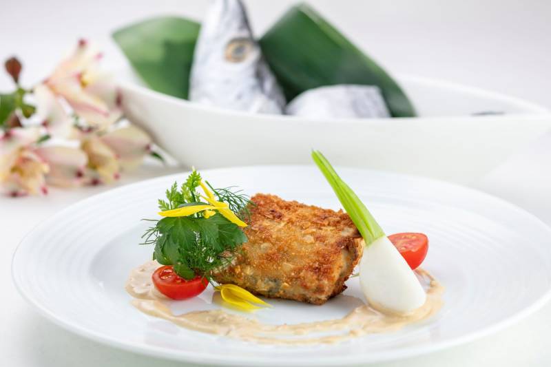 太刀魚の木の実パン粉焼きポルチーニバターソース